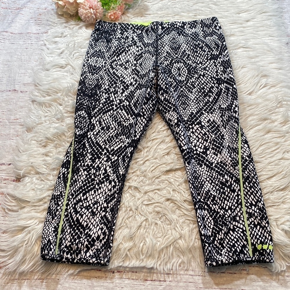 Lorna Jane Python Snake Print Capri Leggings sz S